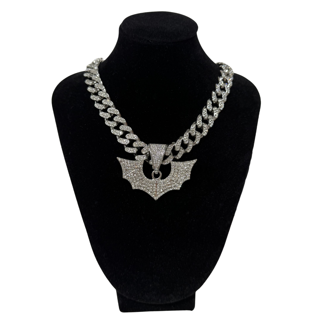 COLLAR DUKI ALAS ICE PLATEADAS + STICKERS DE REGALO