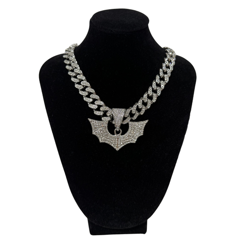 COLLAR DUKI ALAS ICE PLATEADAS + STICKERS DE REGALO