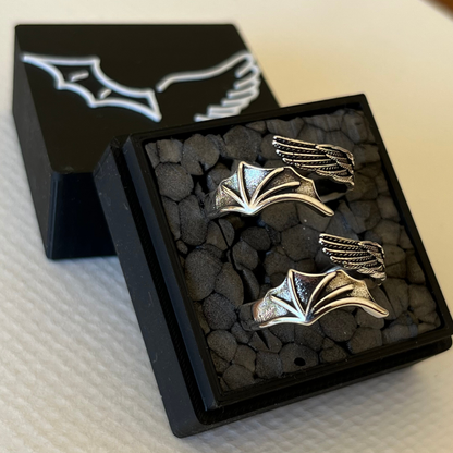 ANILLOS DUKI MITAD ANGEL / MITAD DIABLO + STICKERS DE REGALO
