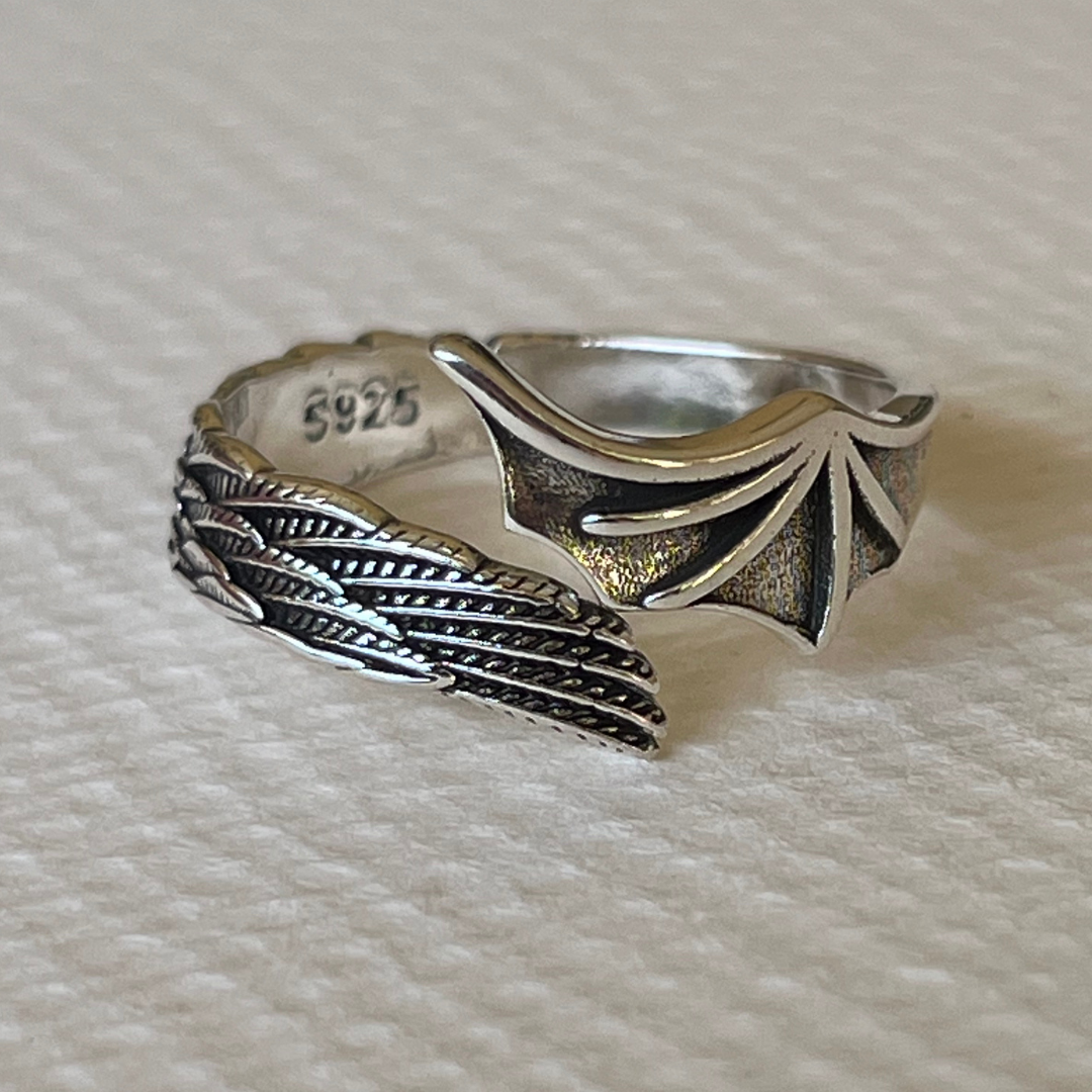 ANILLOS DUKI MITAD ANGEL / MITAD DIABLO + STICKERS DE REGALO