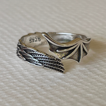 ANILLOS DUKI MITAD ANGEL / MITAD DIABLO + STICKERS DE REGALO