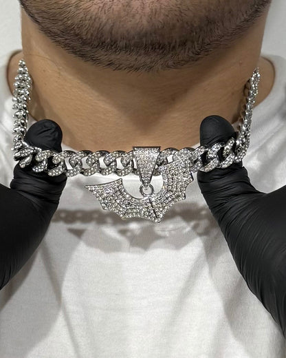 COLLAR DUKI ALAS ICE PLATEADAS + STICKERS DE REGALO