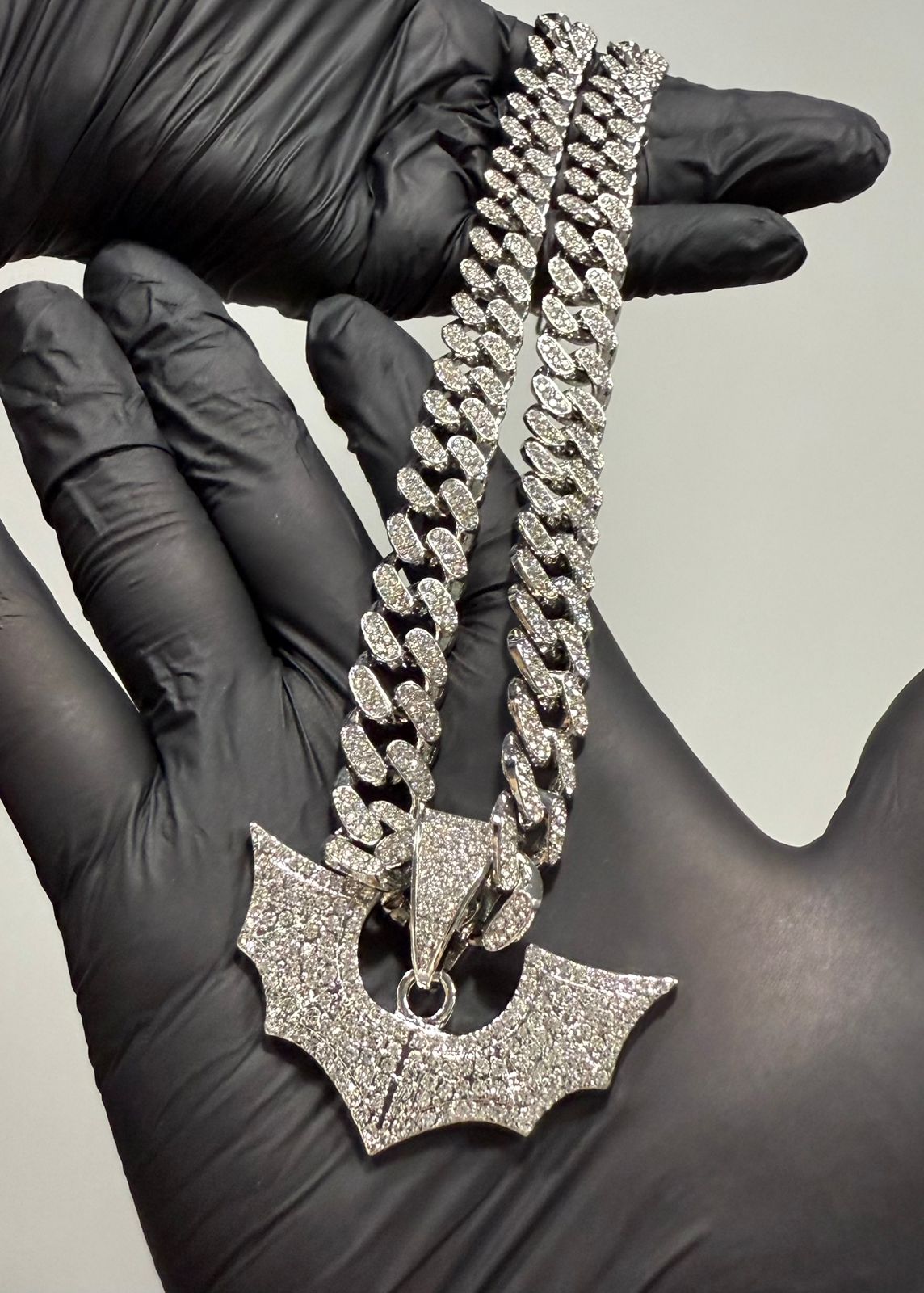 COLLAR DUKI ALAS ICE PLATEADAS + STICKERS DE REGALO