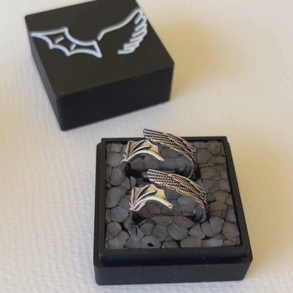 ANILLOS DUKI MITAD ANGEL / MITAD DIABLO + STICKERS DE REGALO